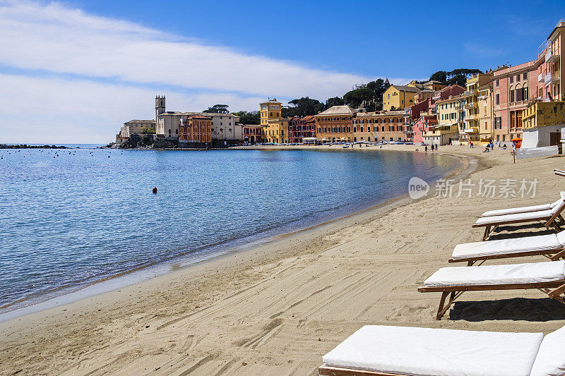 它位于Sestri Levante的Baia del Silenzio(沉默湾)，被意大利利古里亚特色的彩色建筑包围